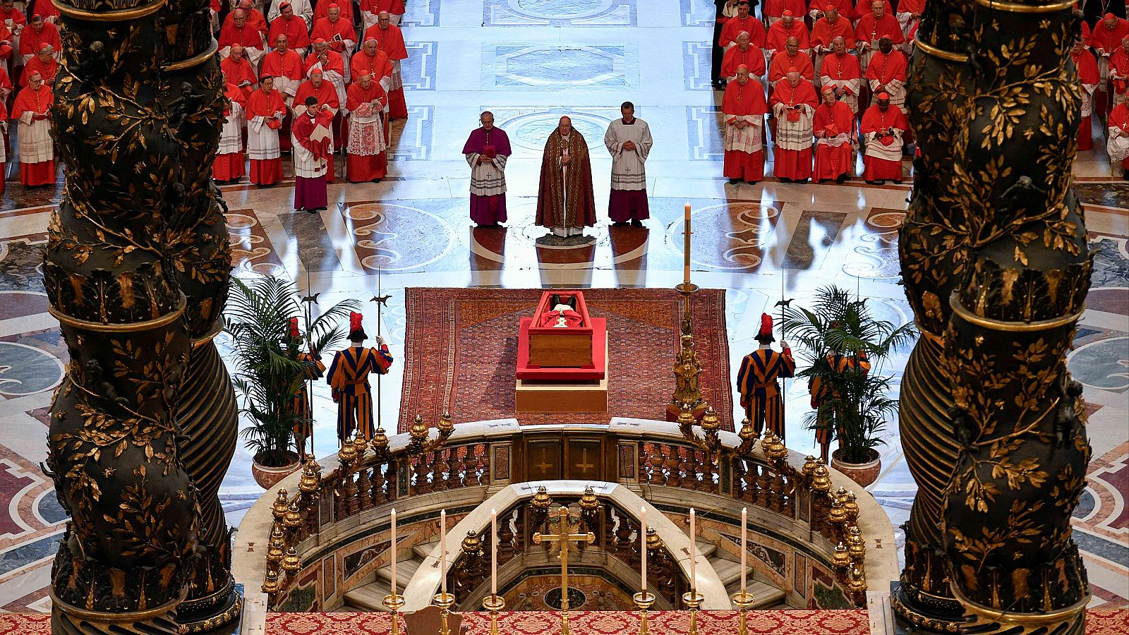 El féretro abierto del papa Francisco en la basílica de San Pedro ante el Altar de la Confesión