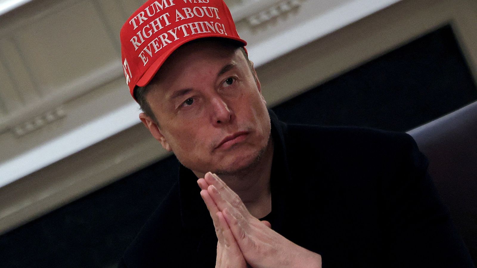 Elon Musk, director ejecutivo de Tesla, con una gorra con la frase "¡Trump tenía razón en todo!"