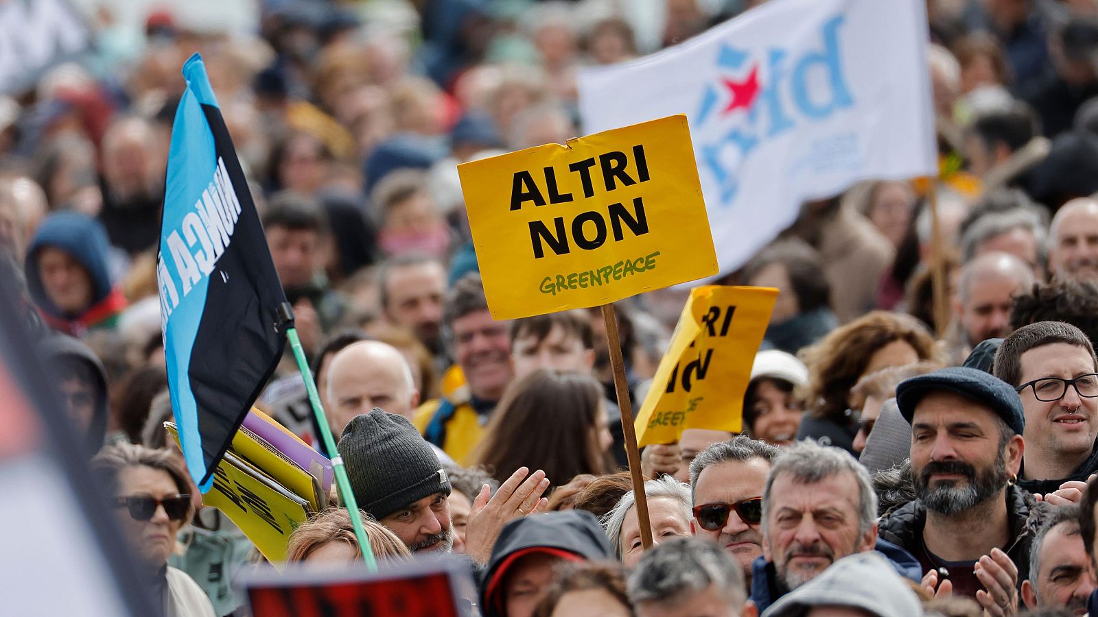 Multitud de personas protestan contra el proyecto de celulosa que la multinacional portuguesa Altri quiere implantar en Palas de Rei (Lugo)