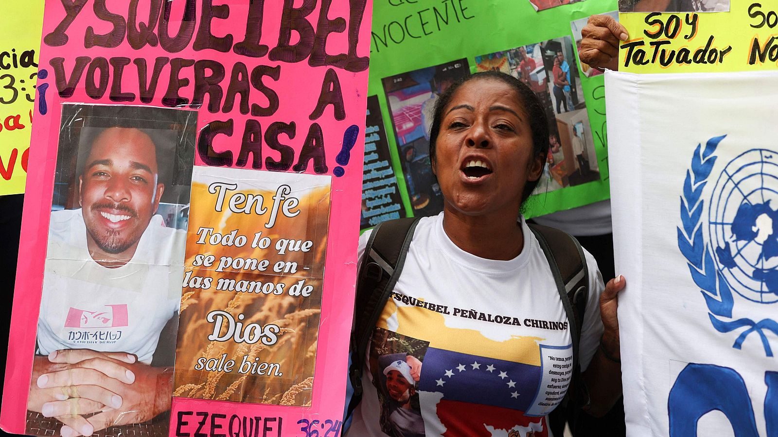Familiares de los venezolanos deportados por EE.UU. a El Salvador protestan en Caracas