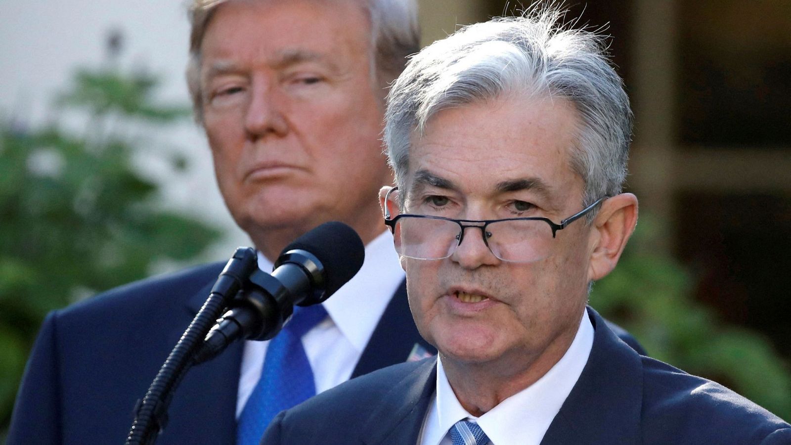 El presidente de Estados Unidos, Donald Trump, observa mientras el líder de la Reserva Federal, Jerome Powell, habla en la Casa Blanca