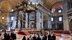La capilla ardiente del papa en la basílica de San Pedro del Vaticano, en imágenes