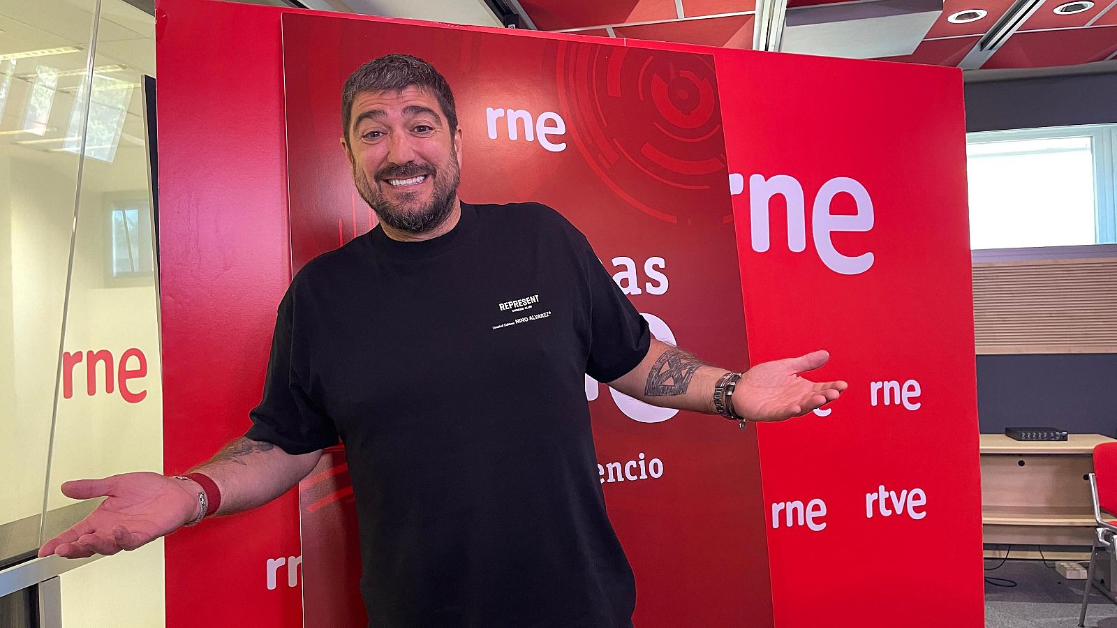 Antonio Orozco presenta su disco 'El tiempo no vale oro', el cual nació tras un año y medio de terapia y reconstrucción emocional.