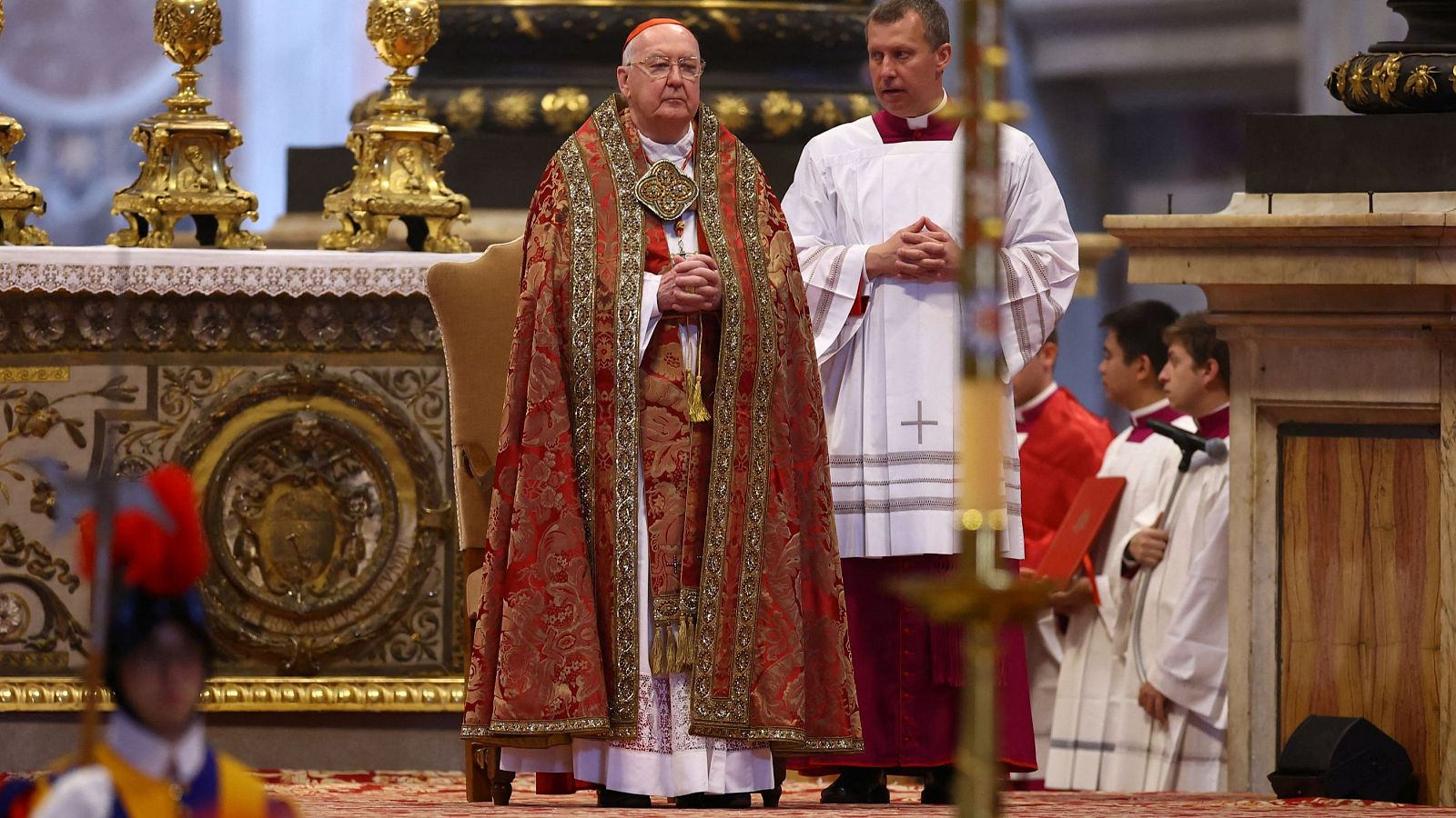 El cardenal camarlengo, Kevin Joseph Farrell, revestido con estola y capa pluvial de color rojo durante la ceremonia del traslado de los restos del papa Francisco.