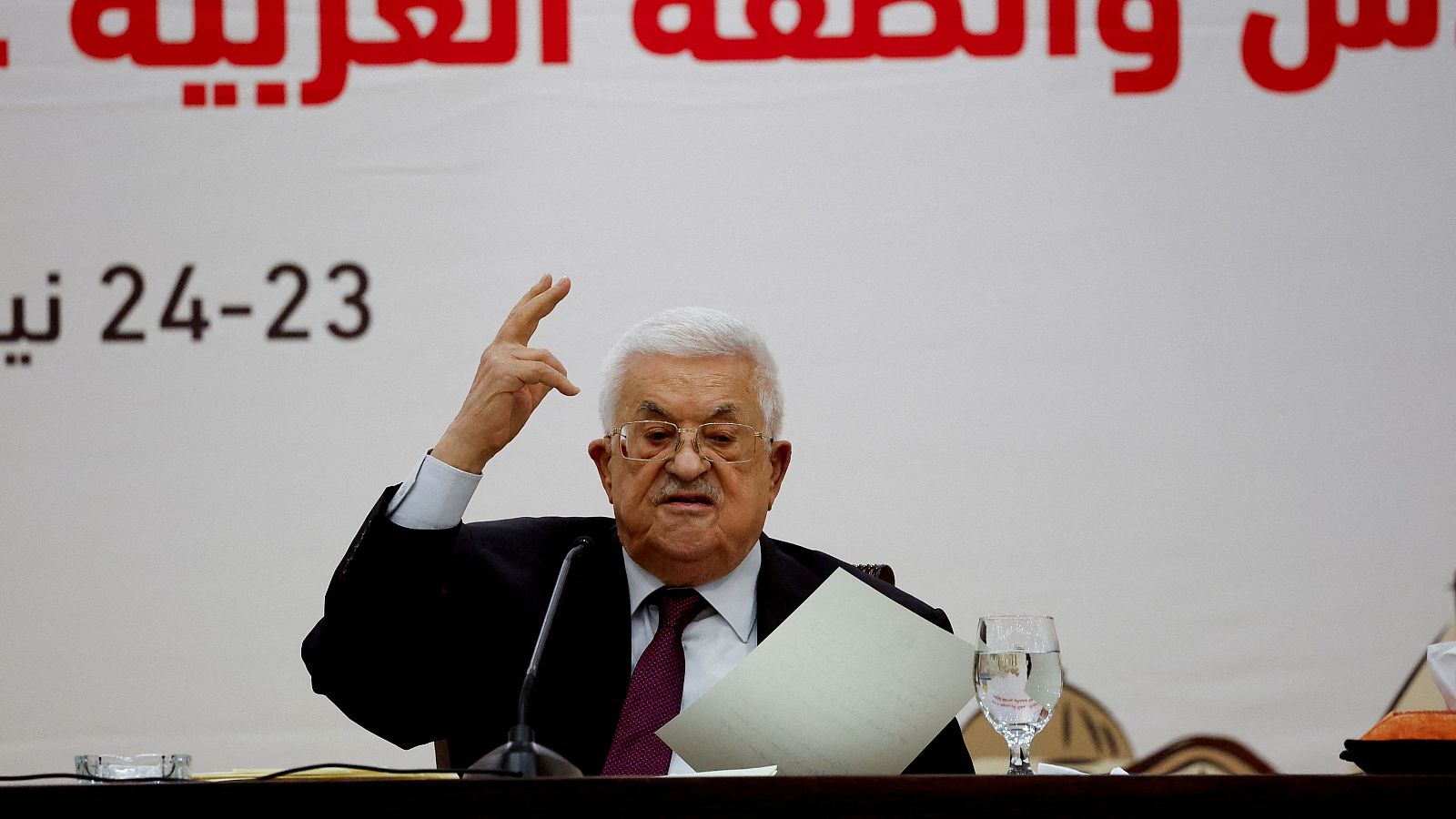 El presidente palestino Mahmoud Abbas celebra una reunión de líderes en Ramallah, en la Cisjordania ocupada a 23 de abril de 2025.