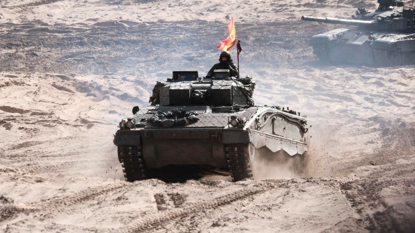 Militares del ejército español en el vehículo de combate de infantería Pizarro en una entrenamiento en letonia en 2023