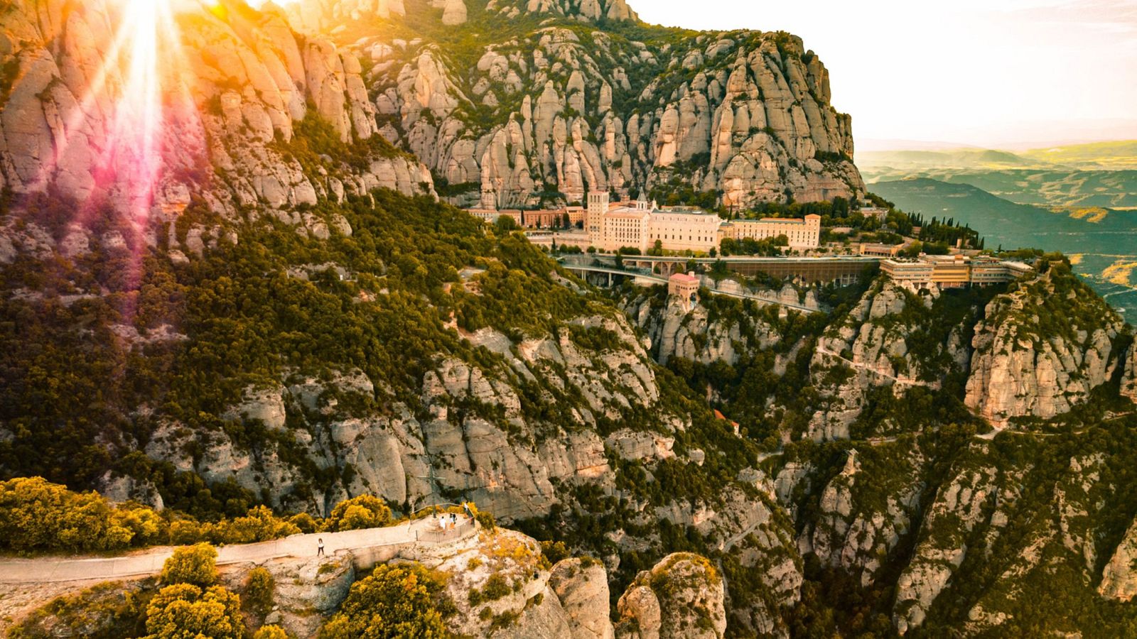 La serralada de Montserrat, tan reconeixible, un indret on podem trobar milers d'històries, llegendes i tresors d'art i cultura