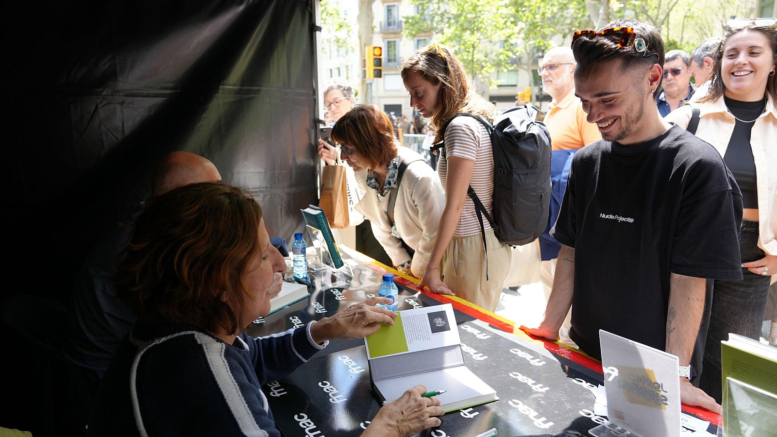 Sílvia Soler i Xavier Bosch amb cues de persones esperant per poder signar els seus exemplars | ACN
