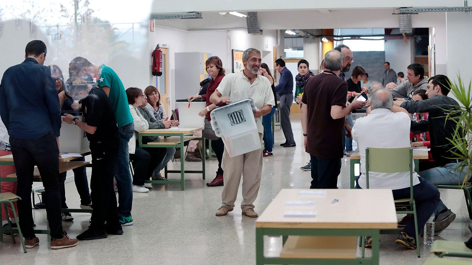 El interior de un colegio electoral durante el referéndum del 1-O
