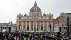 Última hora de la muerte del papa Francisco: Los fieles hacen cola para visitar la capilla ardiente por segundo día