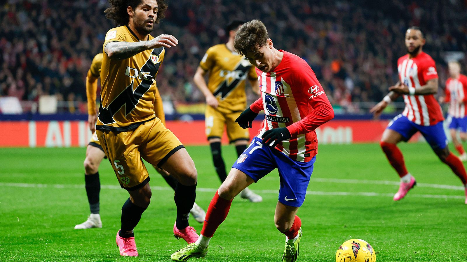 El centrocampista del Atlético Rodrigo Riquelme (d) juega un balón ante Aridane Hernández, del Rayo, durante el partido de LaLiga en el estadio Metropolitano de la temporada pasada.