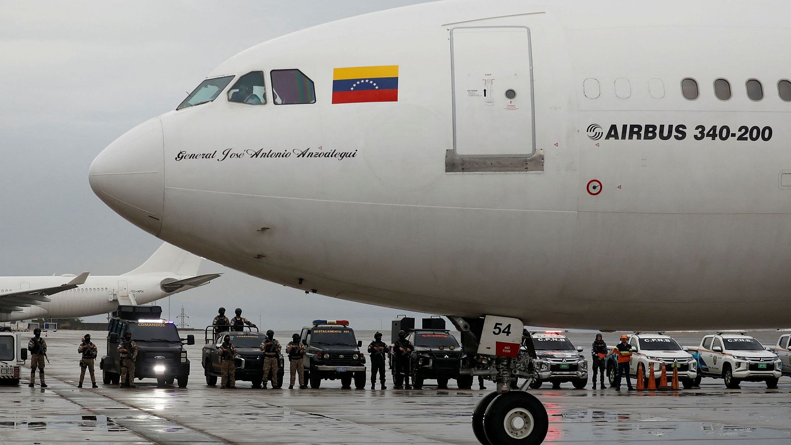 Miembros de las fuerzas de seguridad reciben un avión con 174 venezolanos deportados por Estados Unidos