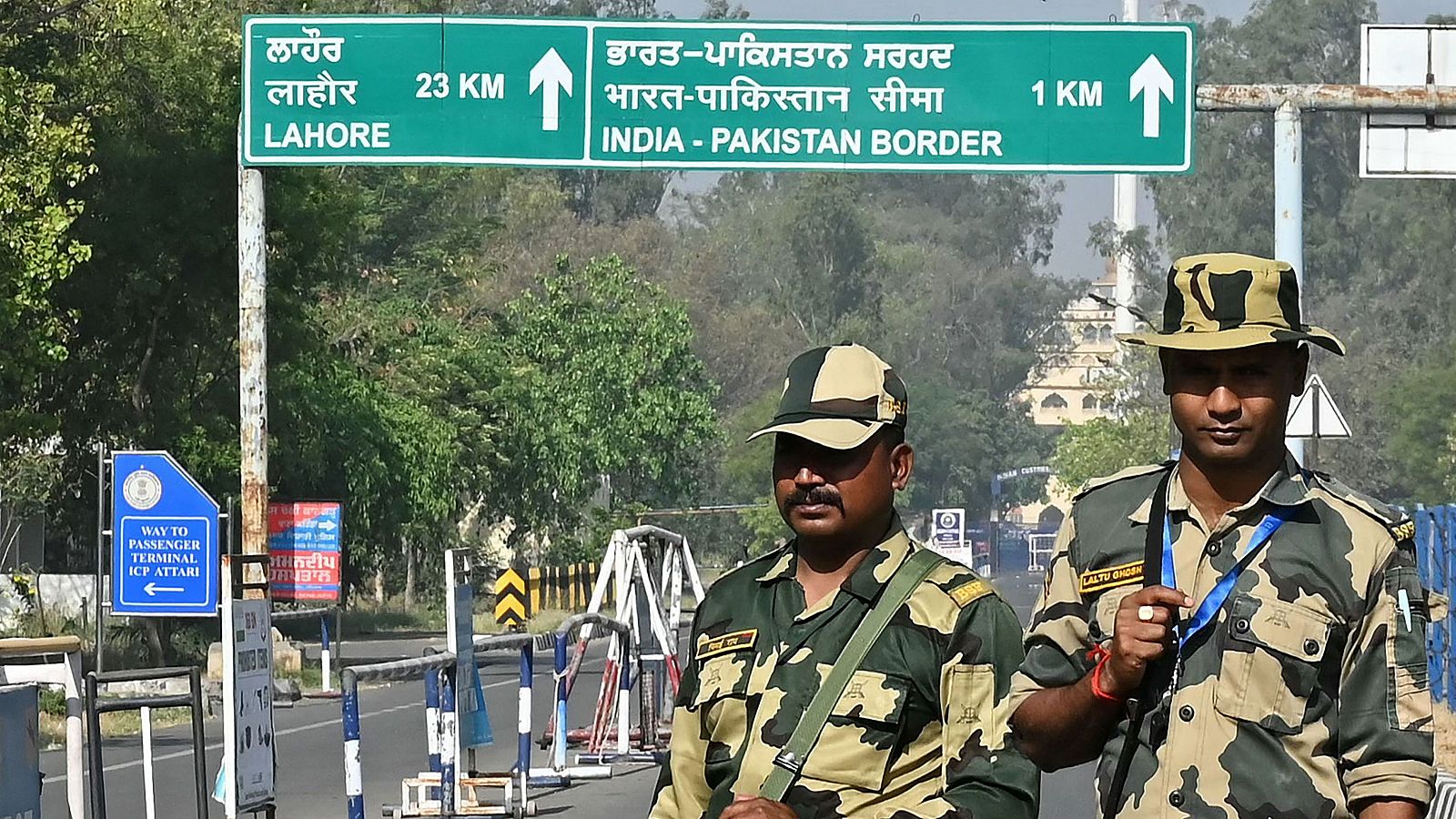 soldados de India hacen guardia en frontera con Pakistán