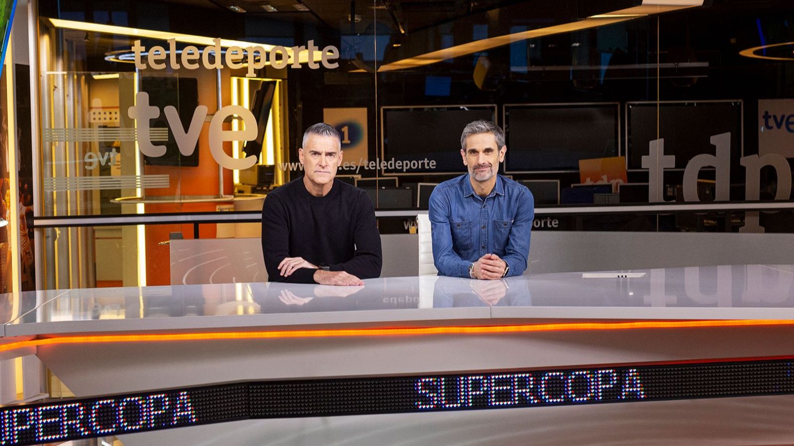 Els presentadors Lluís Carreras i David Figueira al plató de Teledeporte