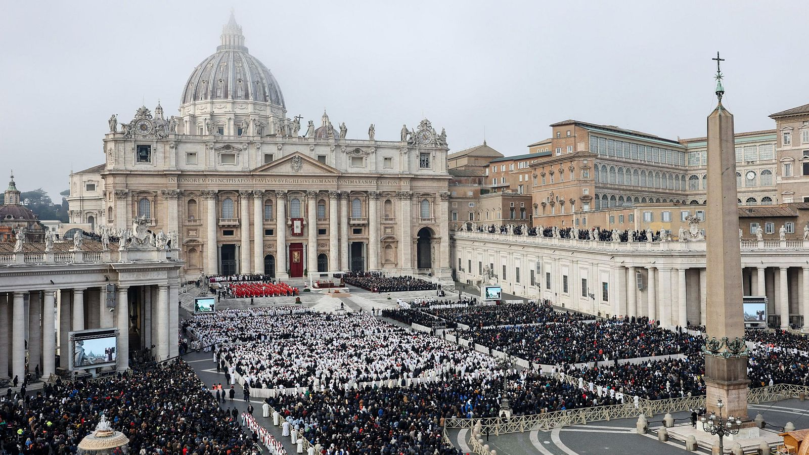 Vista general durante la ceremonia fúnebre del Papa emérito Benedicto XVI