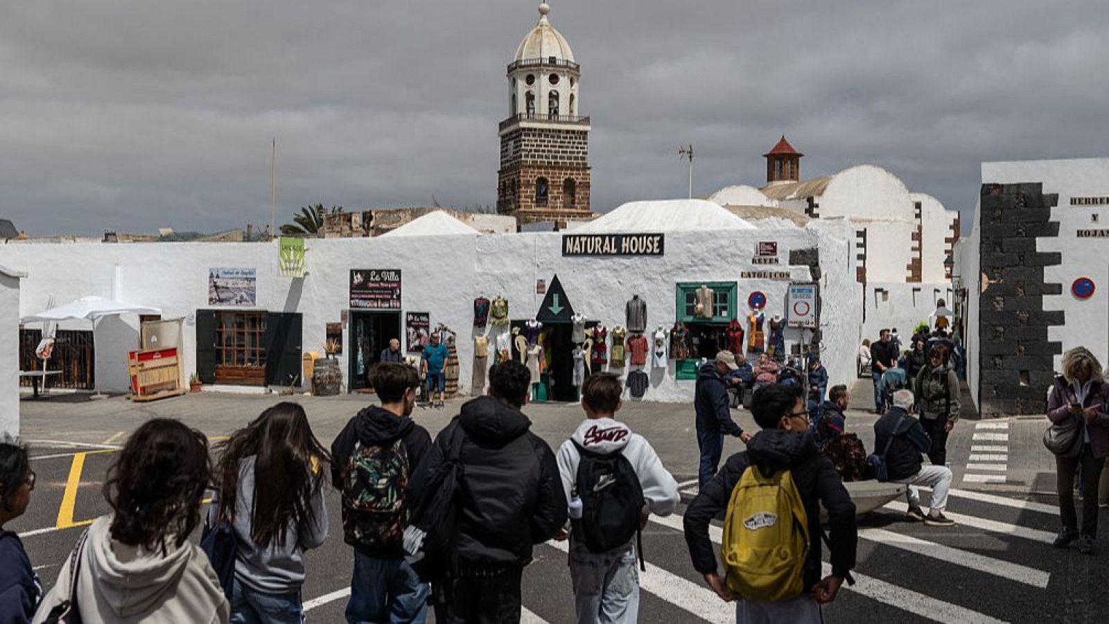 Menores no acompañados saliendo de centro de acogida en Lanzarote