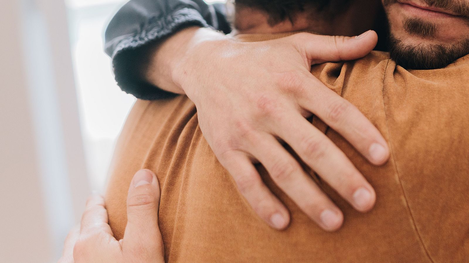 Dos hombres se abrazan. Imagen de archivo.