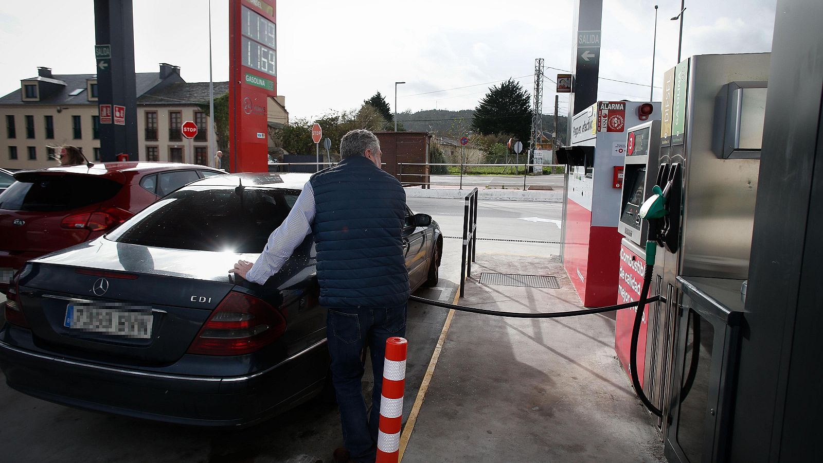 La gasolina y el diésel se abaratan hasta un 1,5% y encadenan su segunda semana de caídas