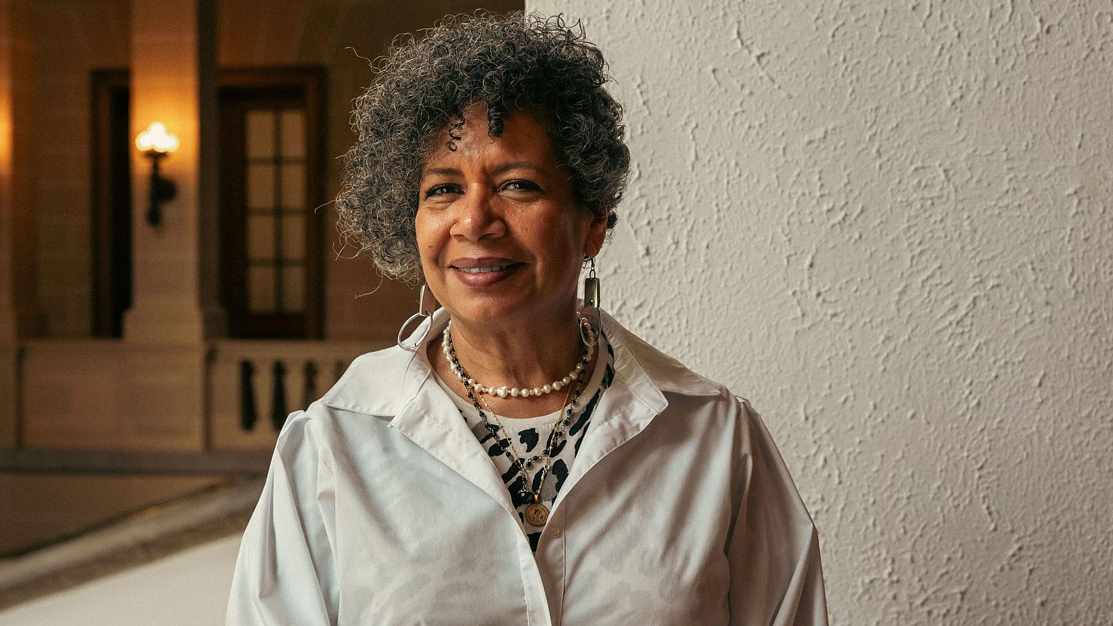 En la imagen se muestra una foto en plano medio de Luz Mely Reyes, creadora de la plataforma 'Efecto Cocuyo'