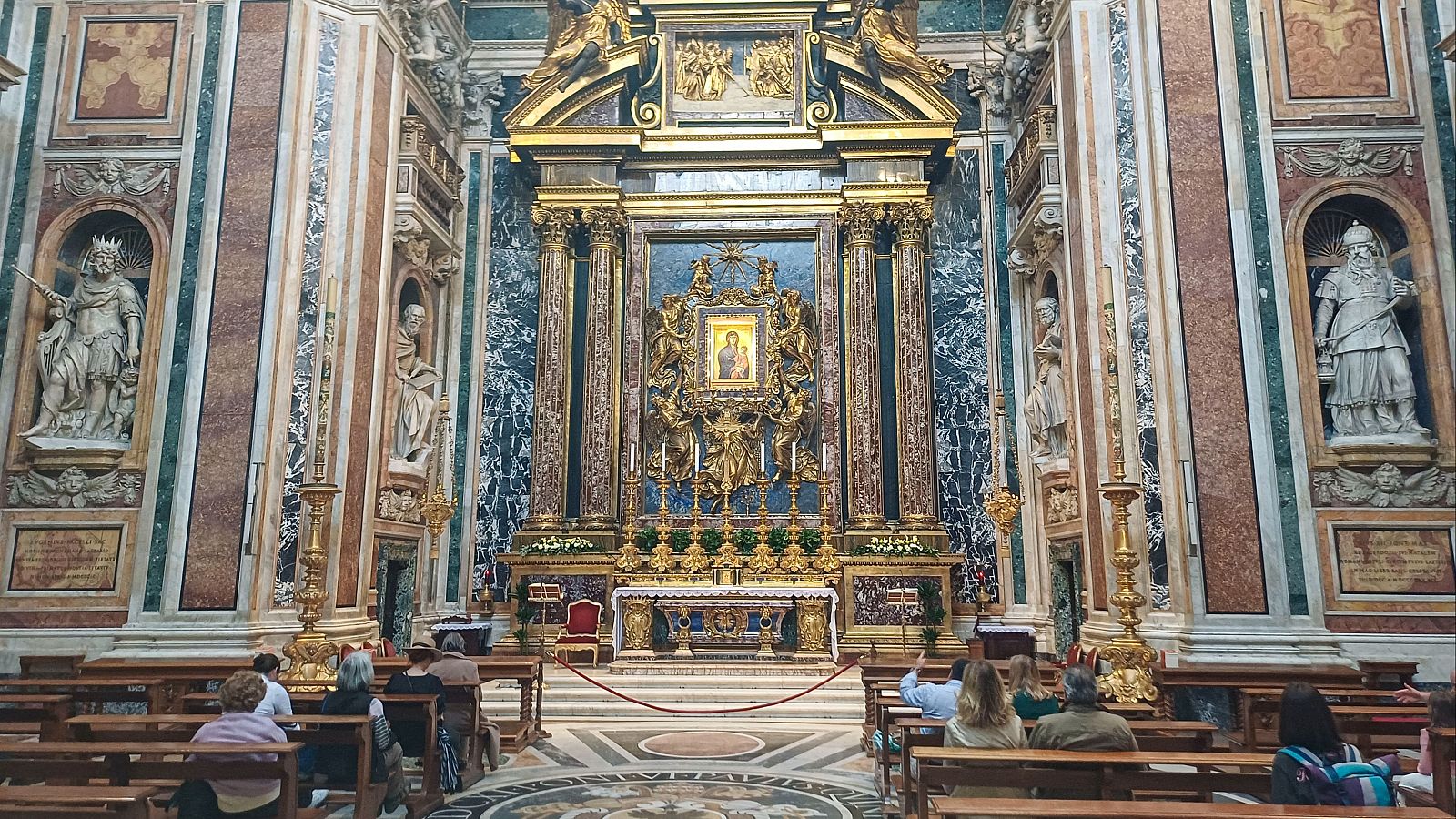 Un grupo de personas pobres acompañarán al féretro antes del entierro en Santa María la Mayor