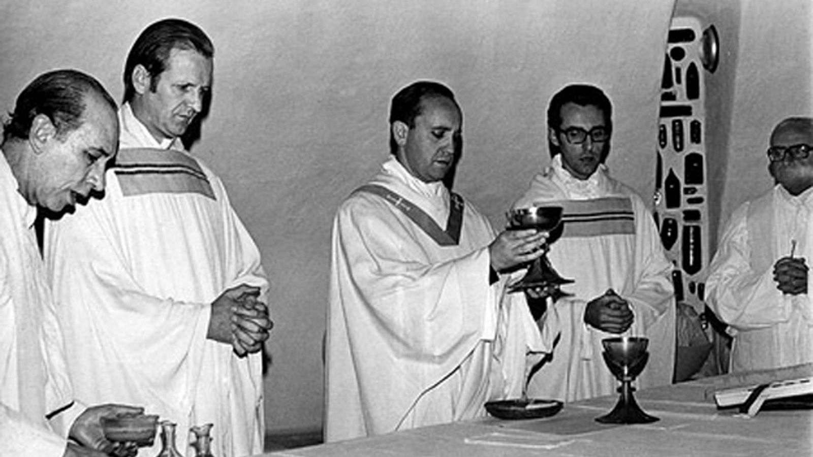 Jorge Mario Bergoglio oficia una misa en Argentina en el año 1976