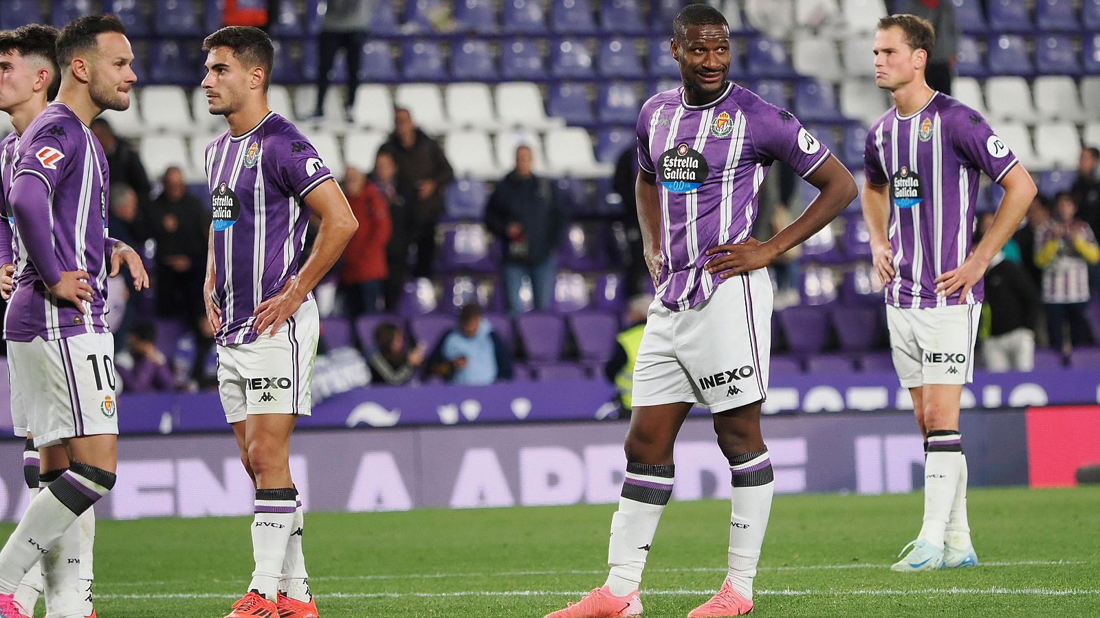 27/09/2024.- Los jugadores del Real Valladolid lamentan su derrota ante el Mallorca el partido de LaLiga en Primera División que Real Valladolid y RCD Mallorca disputan este viernes en el estadio José Zorrilla.