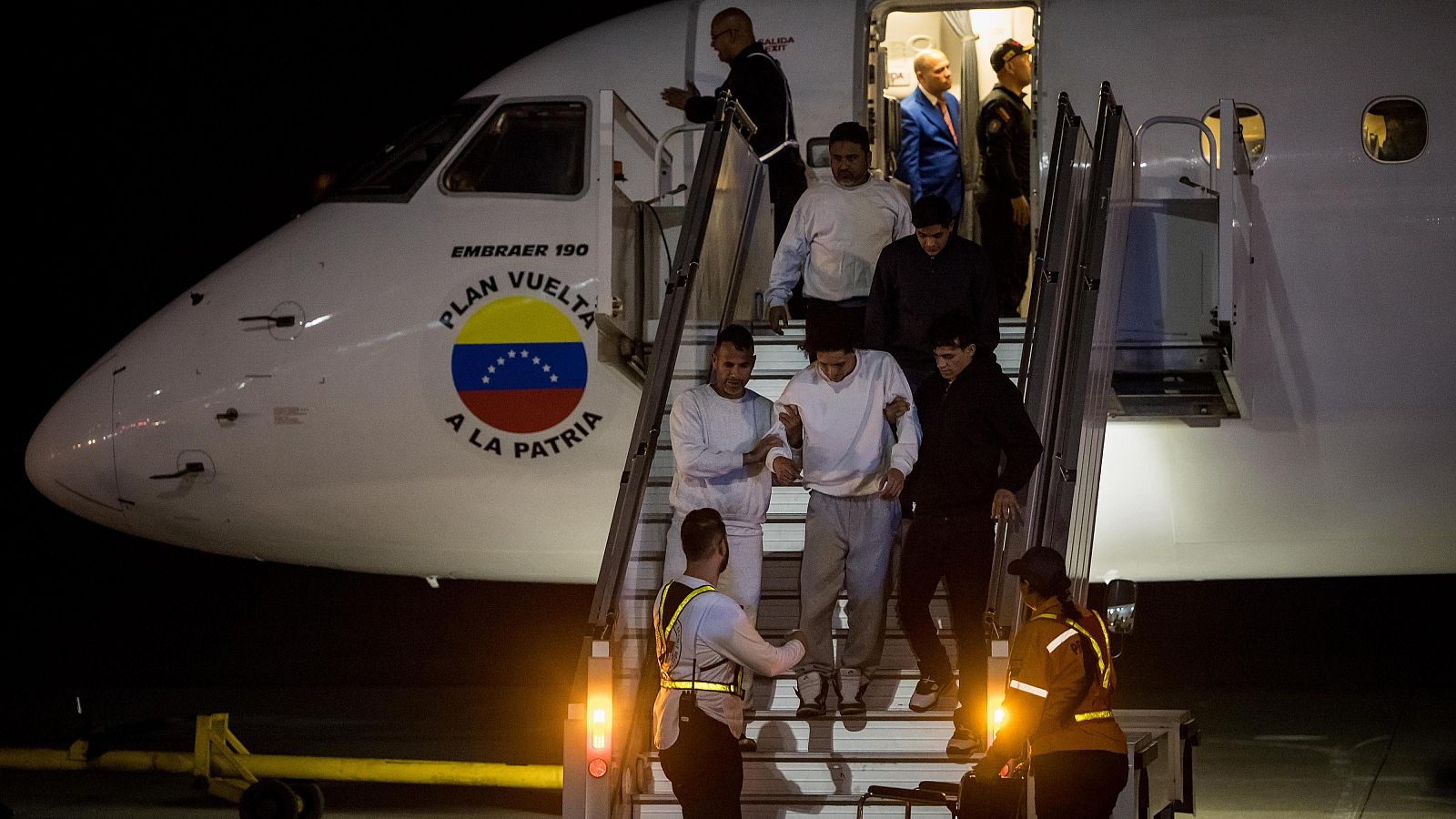 Ciudadanos venezolanos deportados desde los Estados Unidos bajan de un avión en el aeropuerto Simón Bolívar, en La Guaira (Venezuela).
