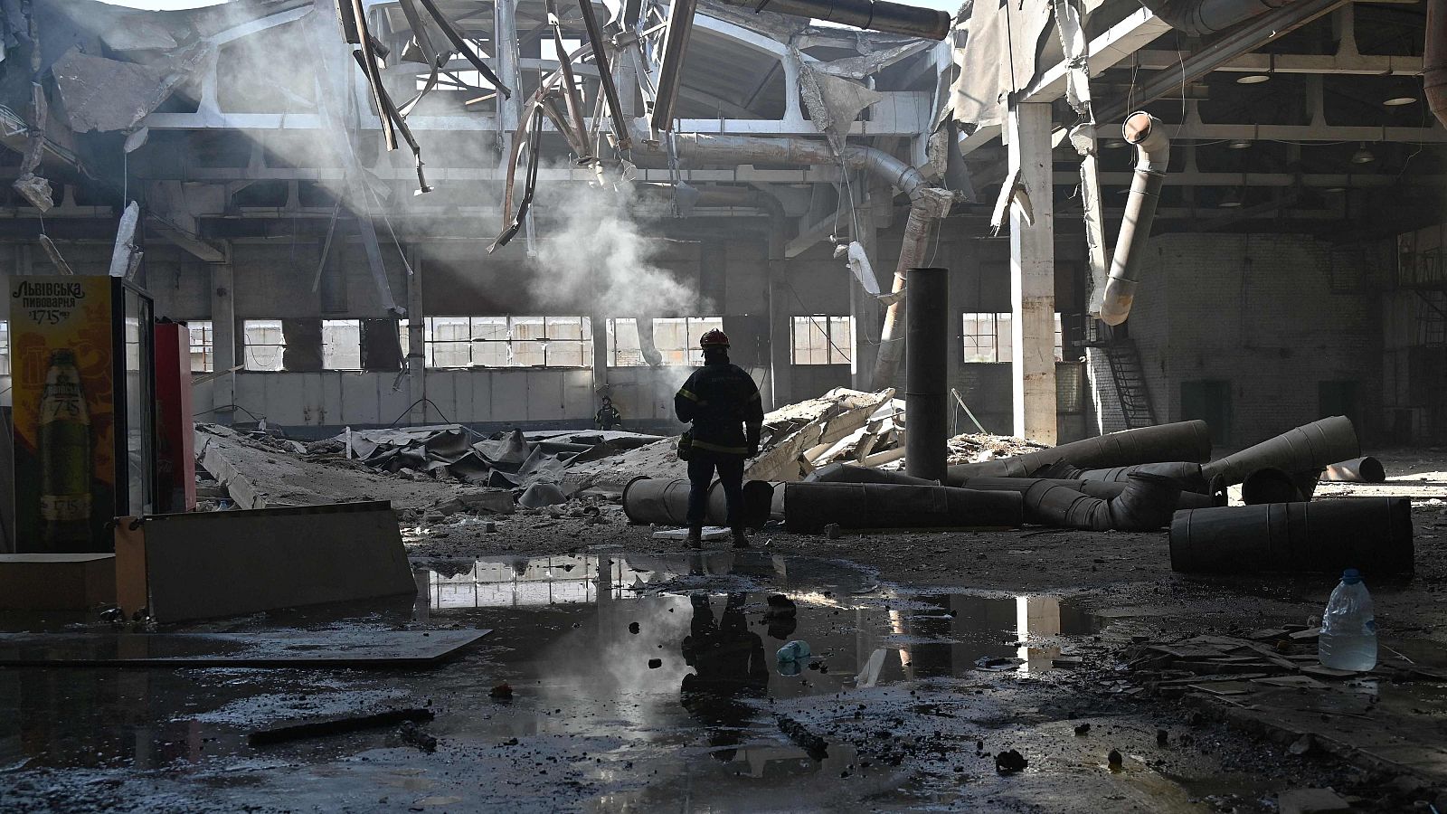 Un bombero ucraniano trabaja en el taller de una empresa privada tras un ataque con drones rusos en Járkov