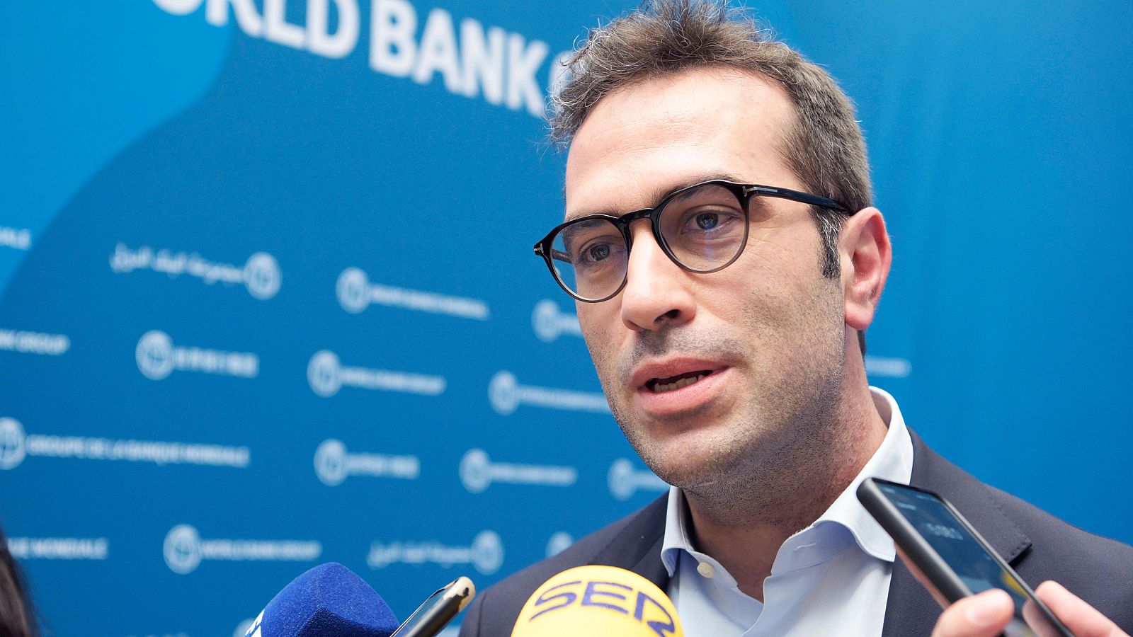 El ministro de Economía, Comercio y Empresa de España, Carlos Cuerpo, habla con la prensa en la sede del Banco Mundial en Washington