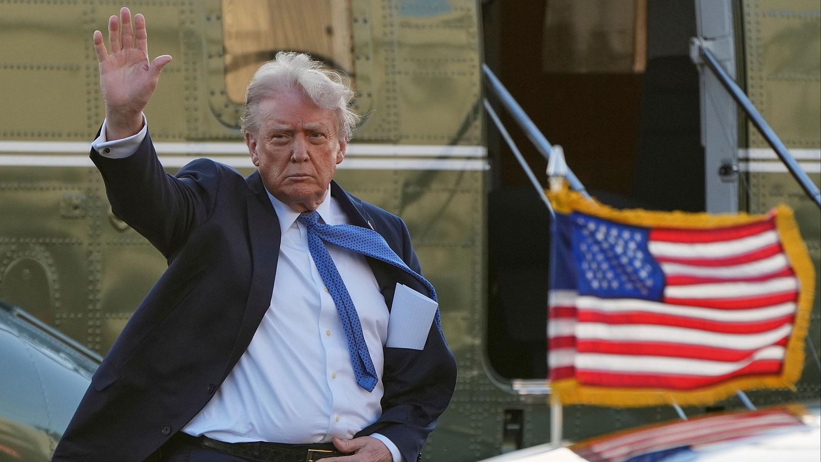 El presidente estadounidense, Donald Trump, a su llegada al Aeropuerto Ejecutivo de Leesburg, Virginia