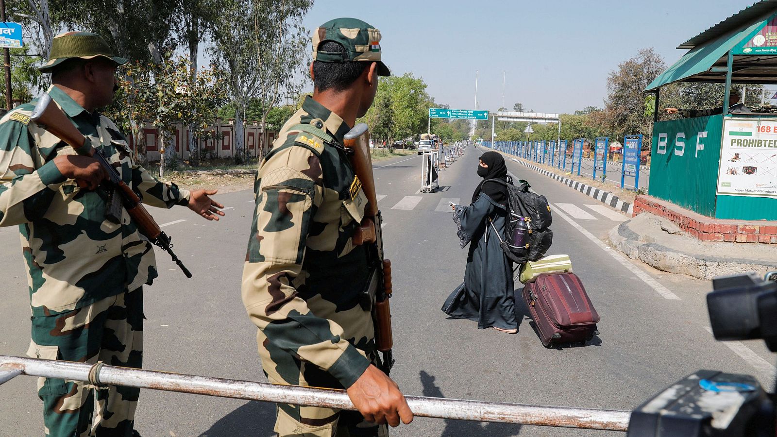 mujer cruza la frontera de India con Pakistán