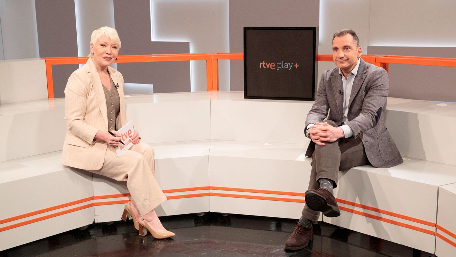 La Defensora de la Audiencia, Rosa María Molló, y el director comercial de RTVE, Javier González