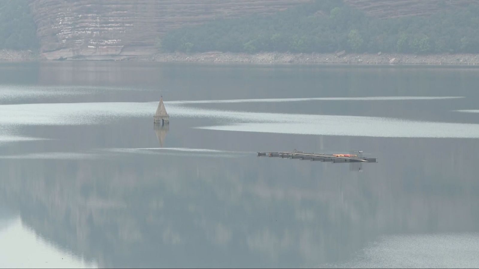 El campanar de Sau completament cobert per l'aigua, una imatge que feia anys que no es veia