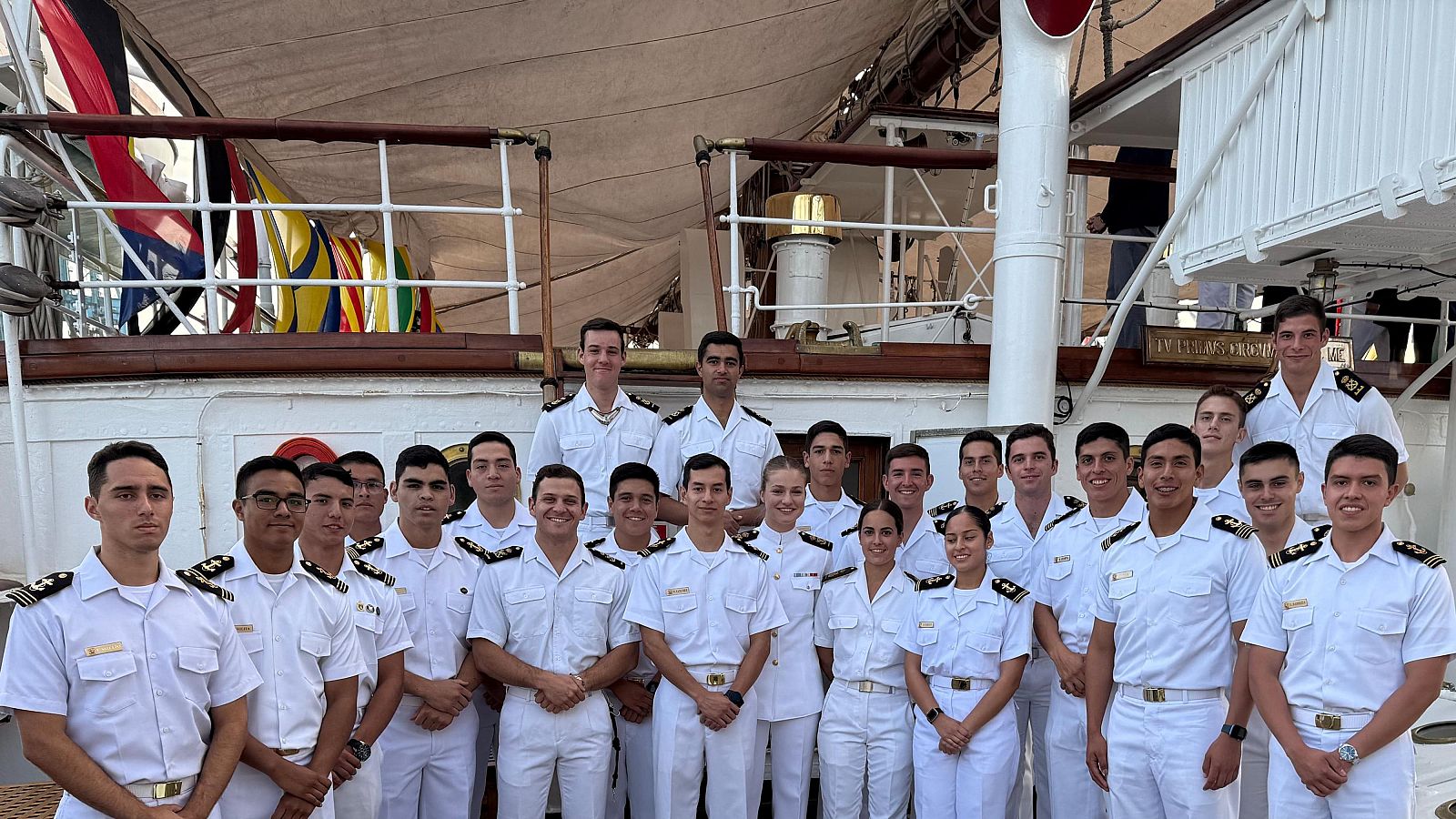 La princesa Leonor, junto a los cadetes peruanos en Callao