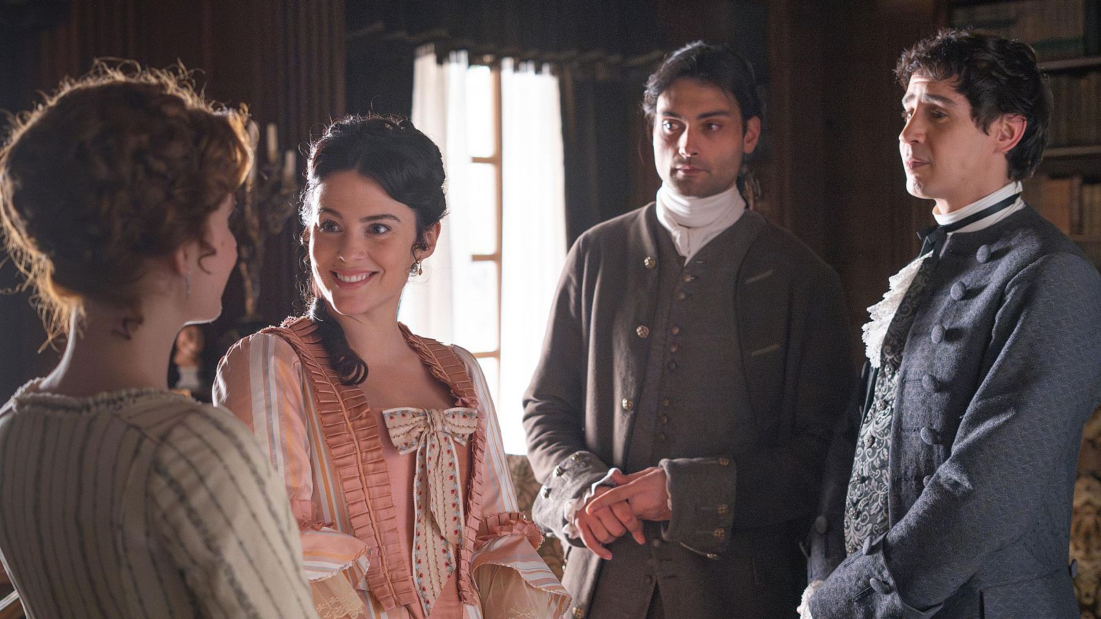 Úrsula se acerca a Rafael y Julio