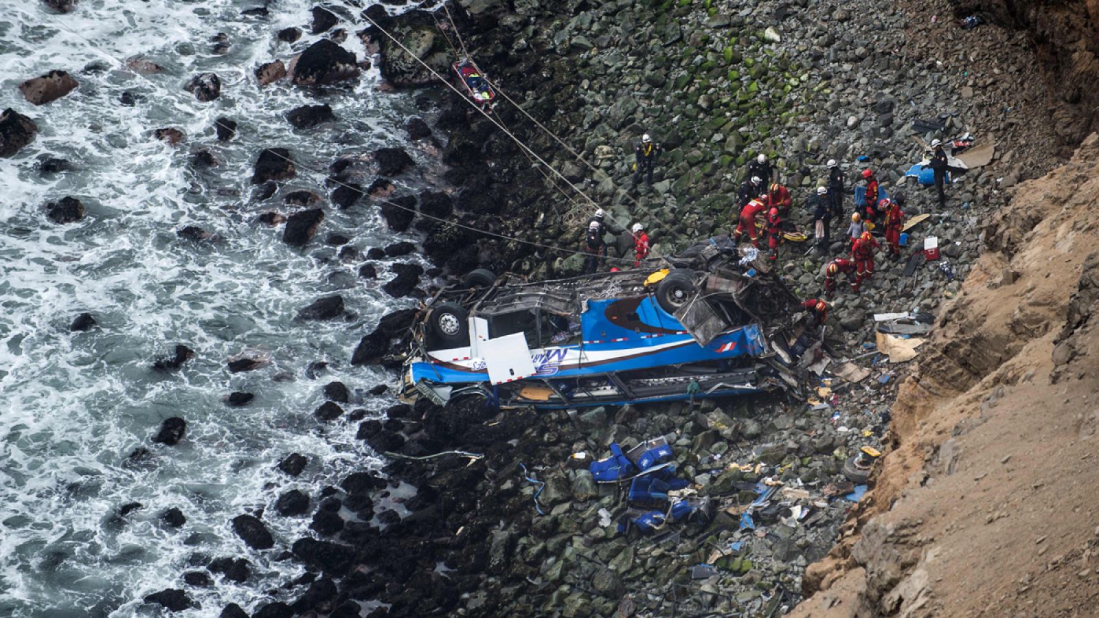 Fotografía del autobús, que cayó desde una altura de 150 metros a un acantilado el pasado martes