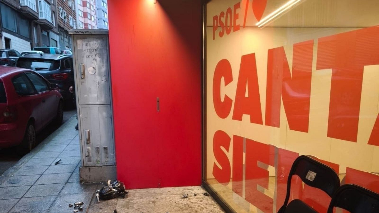 Un encapuchado ataca con explosivos caseros la sede del PSOE de Cantabria