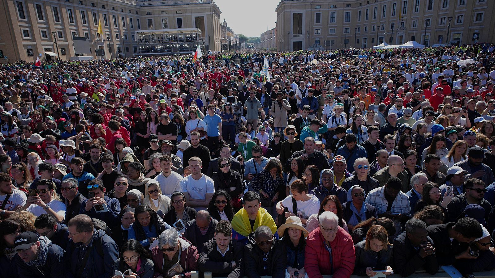 Fieles asisten al funeral del papa Francisco
