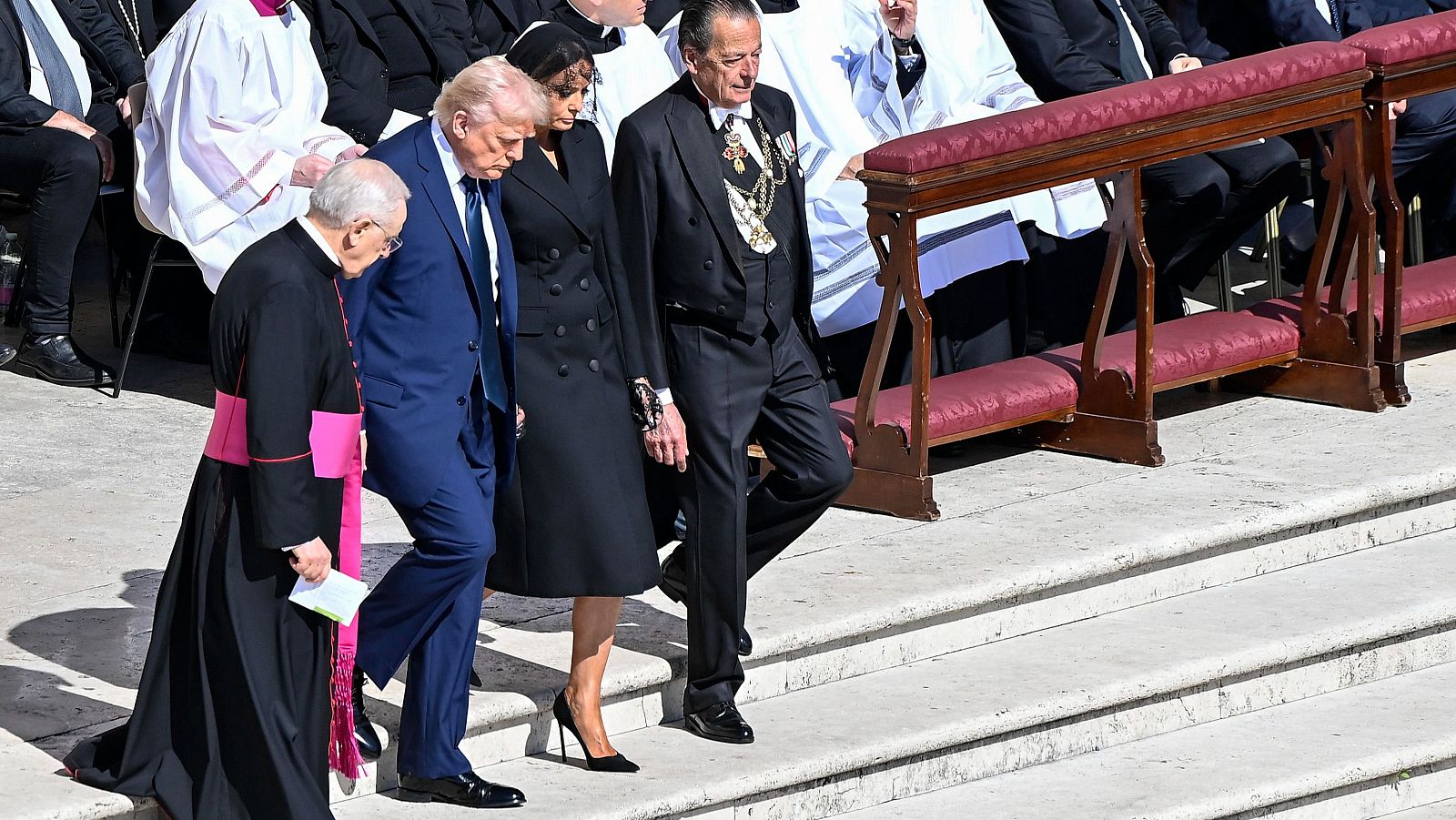 El presidente de Estados Unidos, Donald Trump, y la primera dama, Melania Trump, a su llegada al funeral