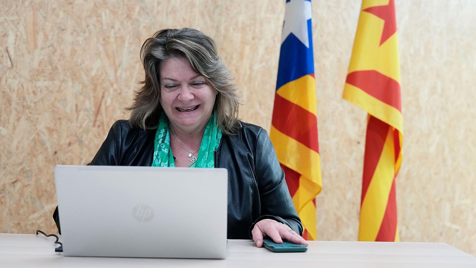 Creu Camacho vota a les primàries celebrades per dirimir el lideratge de la federació local d'ERC a Barcelona