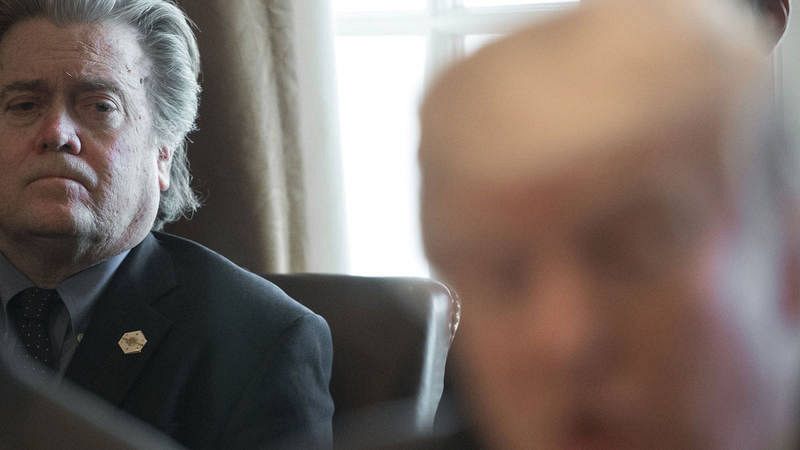 Trump dice que a Steve Bannon lo han abandonado "como a un perro" casi todos
