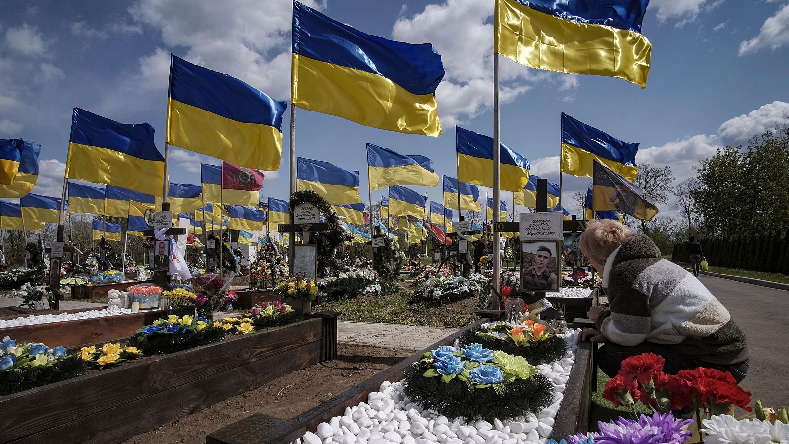 Tumbas de soldados ucranianos en un cementerio en Kramatorsk, en la región de Donetsk