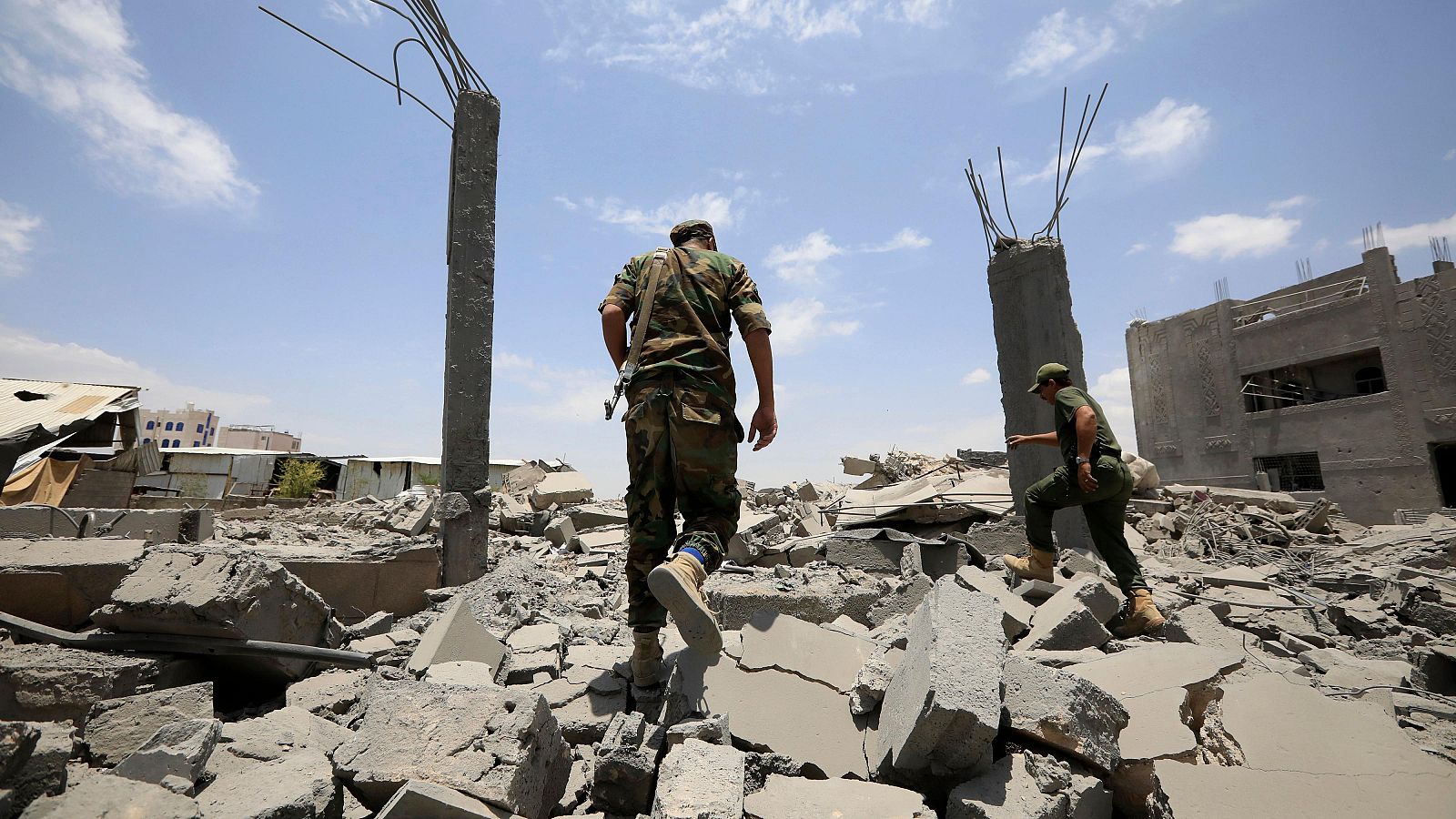 Soldados yemeníes caminan entre los escombros mientras inspeccionan una zona dañada por los bombardeos estadounidenses