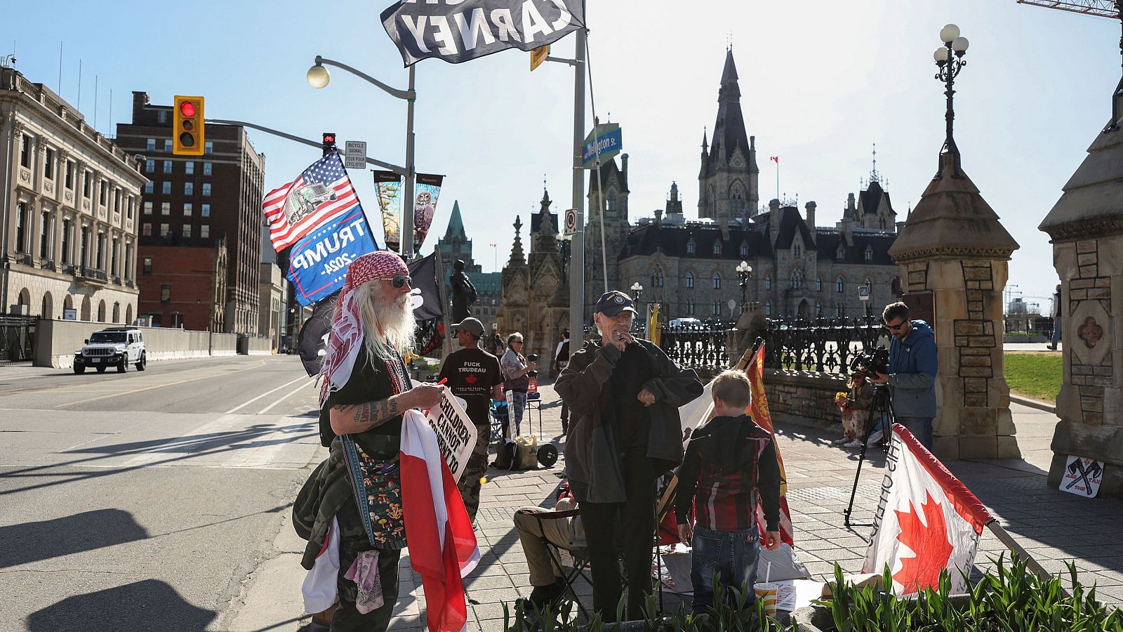 Manifestantes ondean banderas pro-Trump en Ottawa