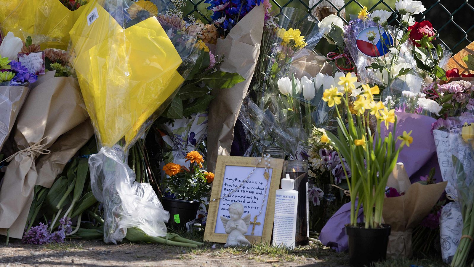 Monumento floral improvisado cerca del lugar donde un coche atropelló a una multitud durante el Festival de Lapu Lapu en Vancouver, Canadá