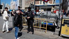 Miles de viajeros y empleados afectados por el apagón generalizado: "La sensación es de un pánico inicial"