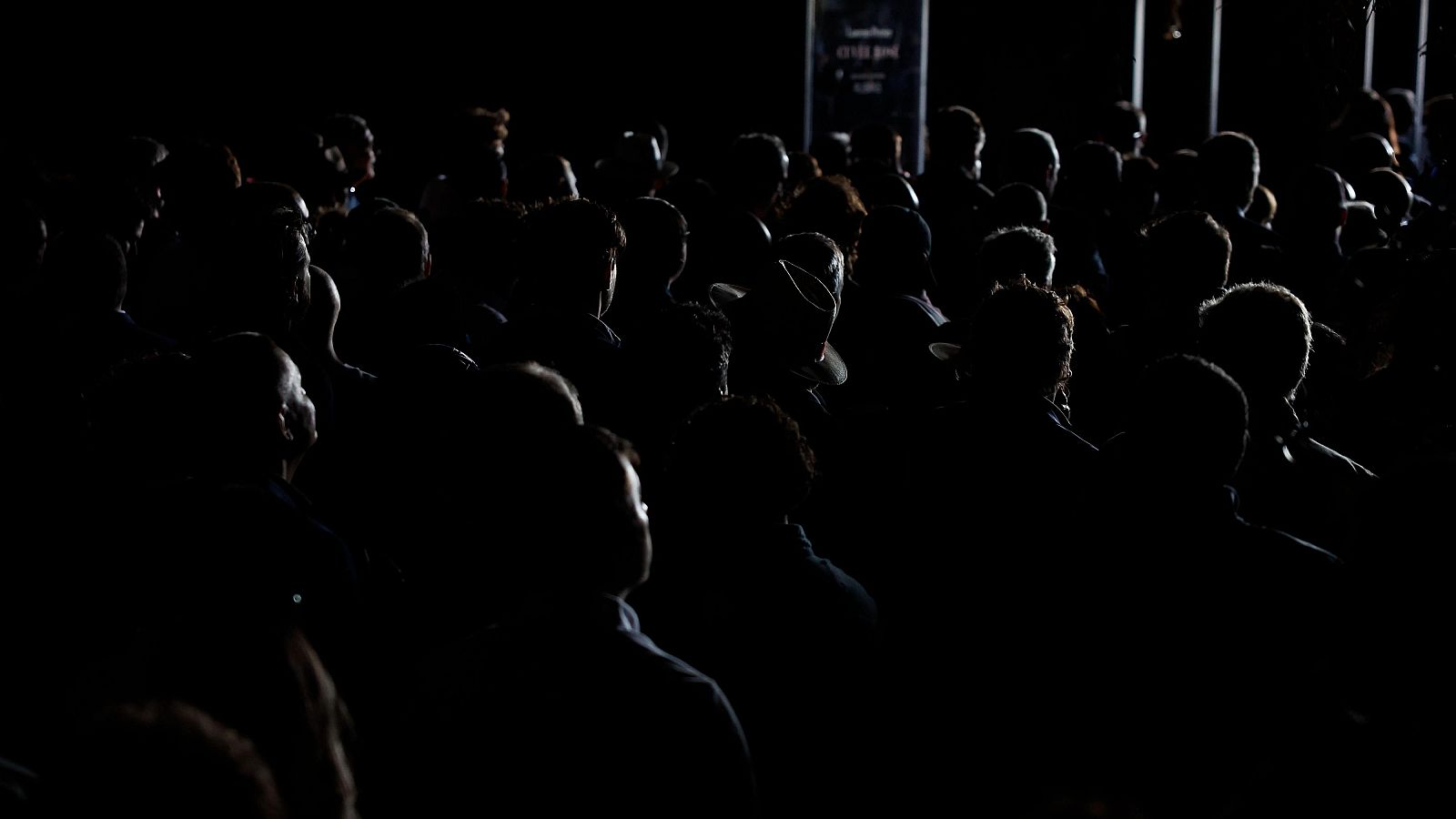 Asistentes al Mutua Madrid Open abandonan las instalaciones de la Caja Mágica debido al apagón registrado a nivel peninsular este lunes.