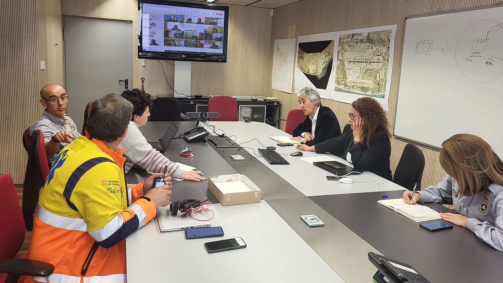 Un momento de la reunión del departamento de Interior de la Generalitat de Cataluña para gestionar la emergencia por el apagón eléctrico en España.