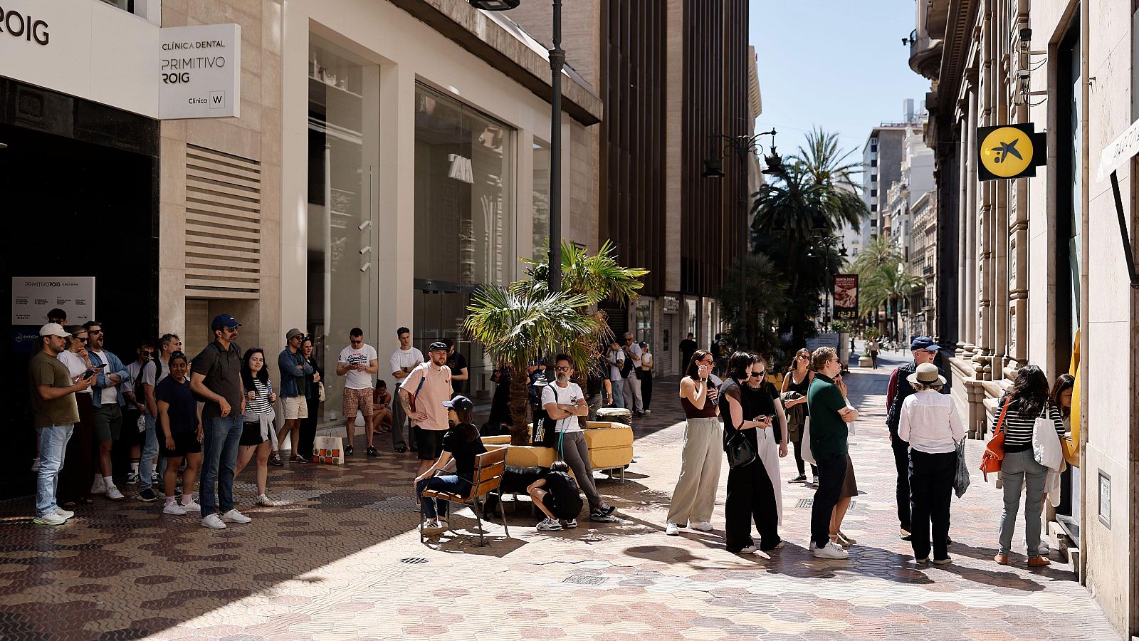 El apagón eléctrico hace resurgir el dinero en efectivo ante la dificultad de pagar con tarjeta o el móvil