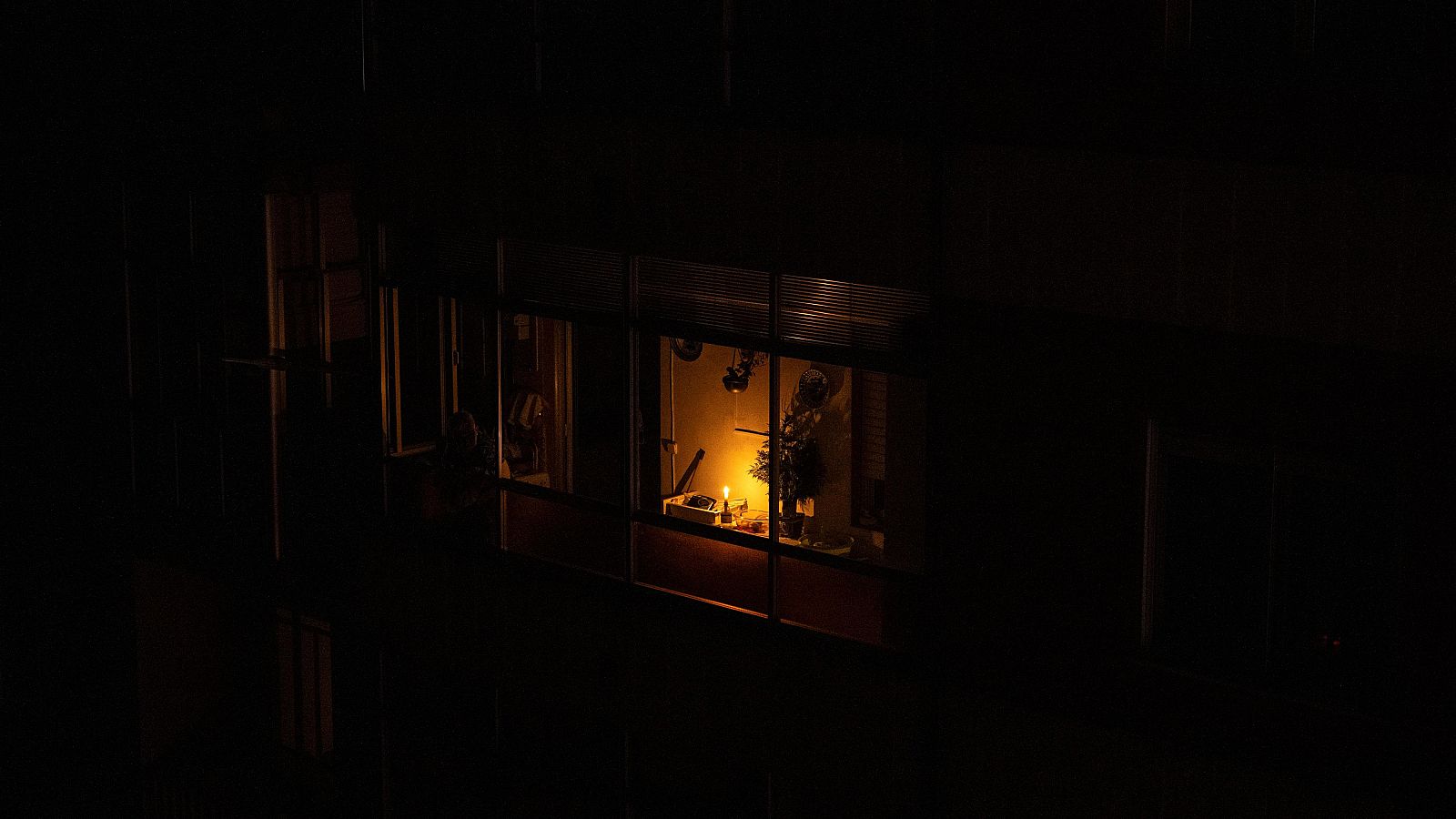 Vista de una vela encendida en el interior de una vivienda durante el apagón eléctrico